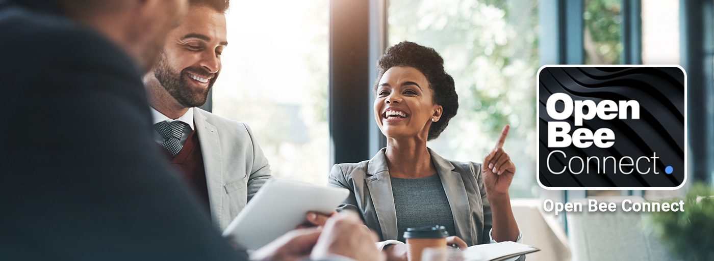 Hombre y mujer sonrientes en una reunión