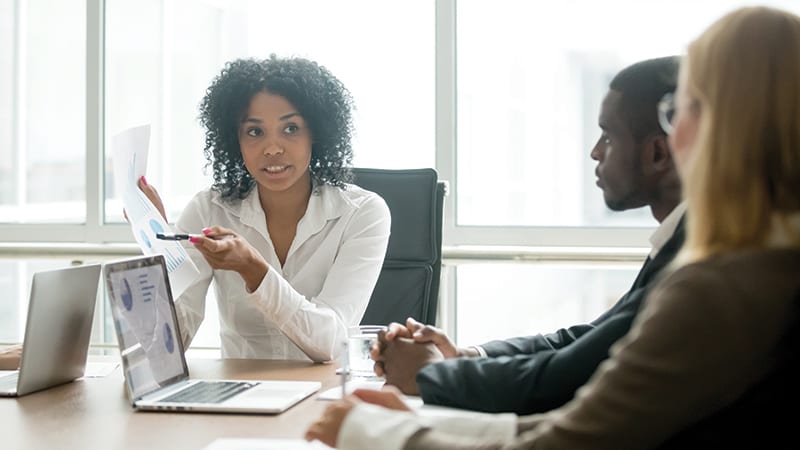Colaboradores de trabajo discutiendo sobre la impresión Colaboradores de trabajo discutiendo sobre la impresión