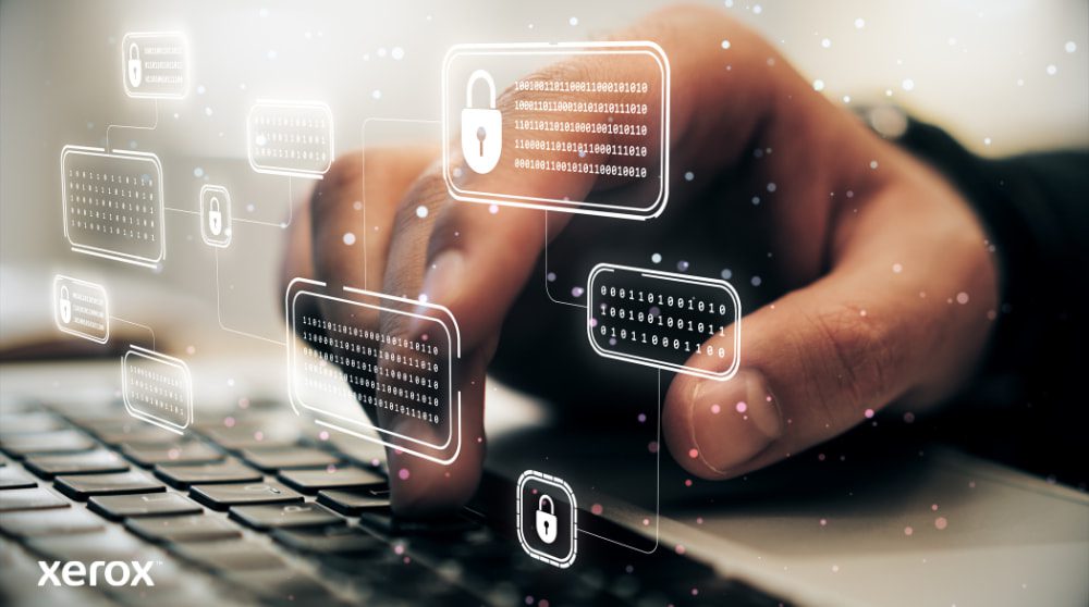 Xerox® ConnectKey®: Funciones de seguridad avanzadas La mano de una persona escribe en el teclado de una computadora portátil, con íconos de código binario y candado digital brillantes superpuestos sobre la imagen, que simbolizan una sólida ciberseguridad y protección de datos.