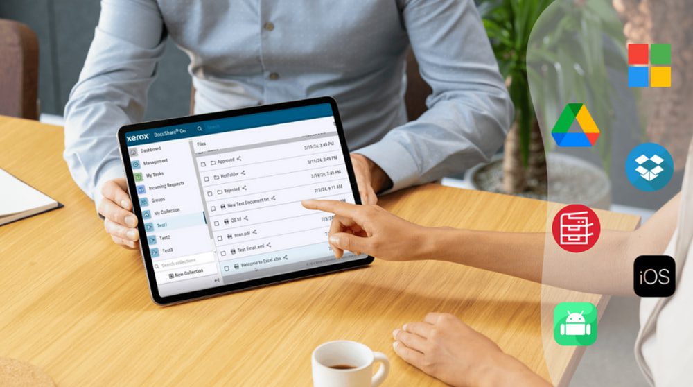 Xerox® DocuShare® Go: Compatibilidad e integración perfectas Una mano que sostiene un teléfono inteligente interactúa con la pantalla táctil de una impresora multifunción Xerox, que muestra varios íconos, incluidos logotipos de dispositivos móviles y de almacenamiento en la nube, que simbolizan una amplia compatibilidad y una integración perfecta con Xerox DocuShare Go.