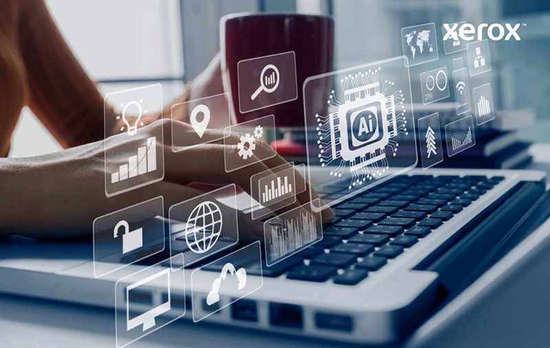 Manos escribiendo en una computadora portátil con íconos digitales que simbolizan la inteligencia artificial y el análisis de datos superpuestos. Manos escribiendo en una computadora portátil con íconos digitales que simbolizan la inteligencia artificial y el análisis de datos superpuestos.