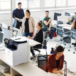 Un grupo de profesionales colaborando en una oficina, utilizando ordenadores y la impresora multifunción Xerox® VersaLink® B625 para sus tareas. Un grupo de profesionales colaborando en una oficina, utilizando ordenadores y la impresora multifunción Xerox® VersaLink® B625 para sus tareas.