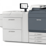 Prensa de producción Xerox® Proficio™ PX300 Prensa de producción Xerox® Proficio™ PX300 vista lateral y pantalla