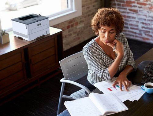 Impresora multifunción Xerox® B230 mujer oficina
