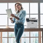 Impresora multifunción Xerox® B235 mujer oficina Impresora multifunción Xerox® B235 mujer oficina