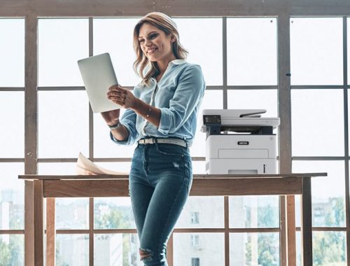 Impresora multifunción Xerox® B235 mujer oficina