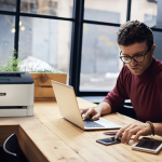 Impresora multifunción Xerox® C230 hombre oficina Impresora multifunción Xerox® C230 hombre oficina