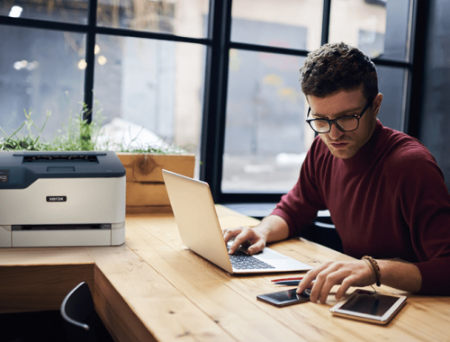 Impresora multifunción Xerox® C230 hombre oficina