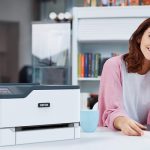 Impresora multifunción Xerox® C230 mujer oficina Impresora multifunción Xerox® C230 mujer oficina