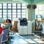 Xerox® Serie VersaLink® B7100, impresora monocroma en el lugar de trabajo Equipo de trabajo en un espacio abierto con la impresora monocroma Xerox® Serie VersaLink® B7100